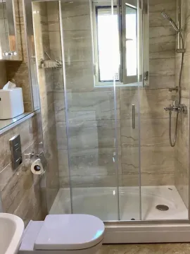 Moderno opremljeno kupatilo sa tuš kabinom i sanitarijama. - image 4