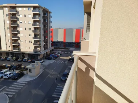 Pogled sa balkona na ulicu i susjedne stambene zgrade. - image 13