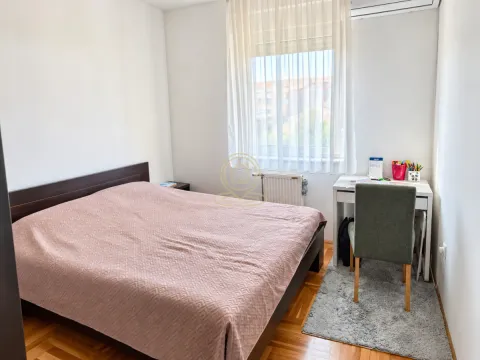Spavaća soba sa bračnim krevetom i radnim stolom. - image 4