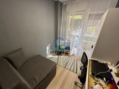 Manja spavaća soba sa krevetom, radnim stolom i izlazom na terasu. - image 20