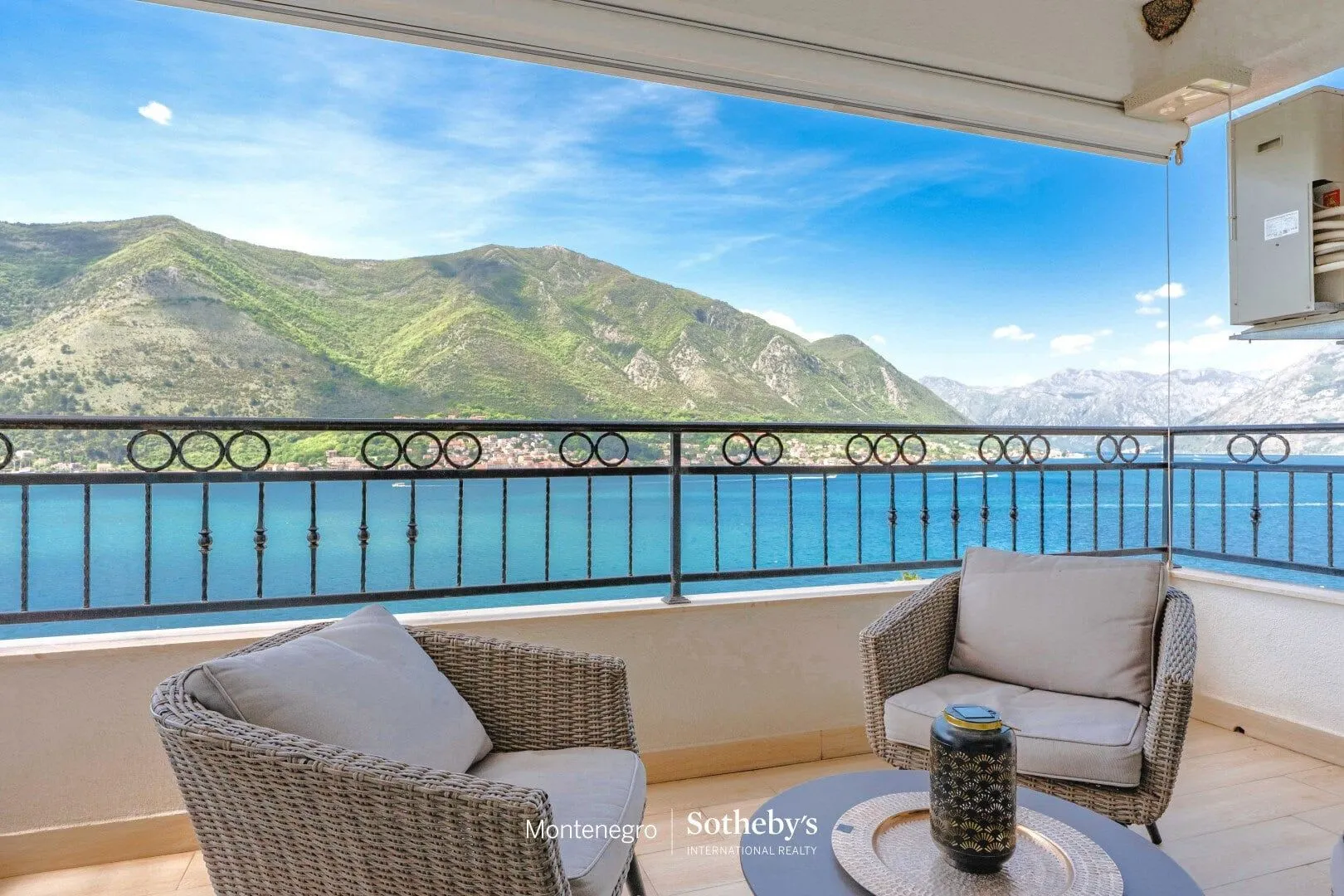 Sale, two bedroom apartment, 85m², Dobrota, Kotor