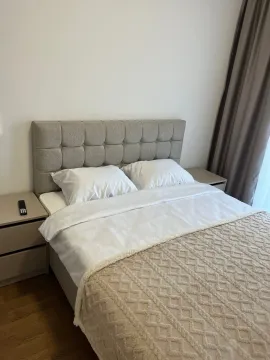 Namještena spavaća soba sa bračnim krevetom i noćnim stočićima. - image 13