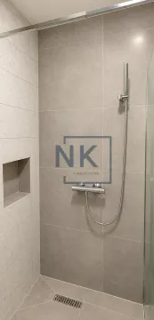 Moderan tuš sa slavinom i pločicama u kupatilu. - image 2