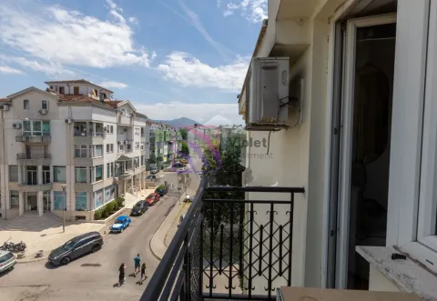 Pogled sa balkona na gradsku ulicu i okolne zgrade. - image 8