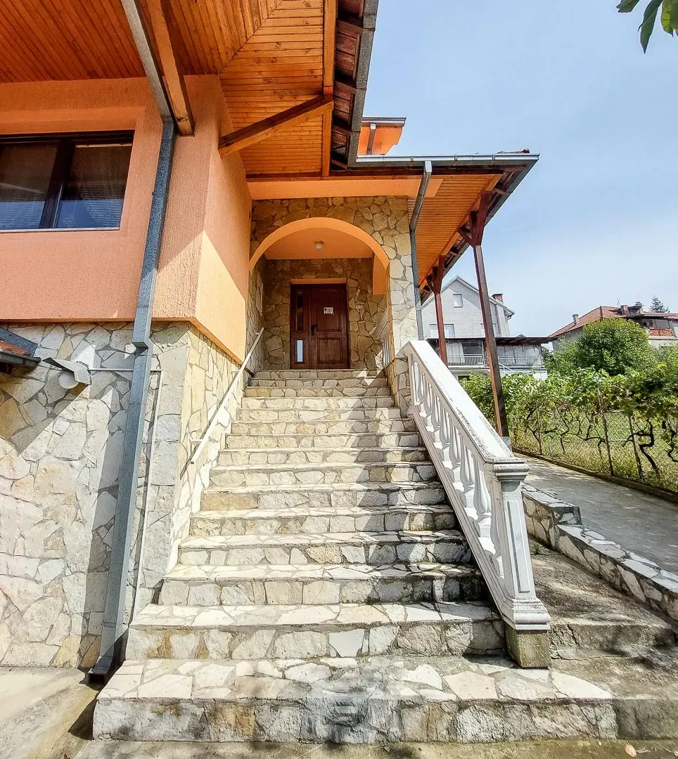 Prodaja, kuća, 295m², Sremčica, Beograd