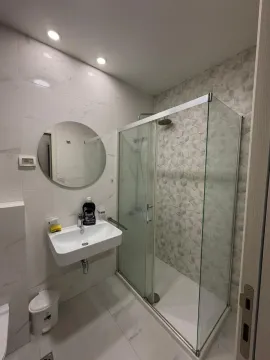 Moderne kupatilo sa umivaonikom, ogledalom i tuš kabinom. - image 5