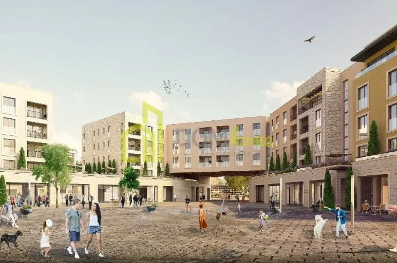 Prikaz eksterijera stambenog kompleksa sa uređenim trgom i ljudima koji šetaju.