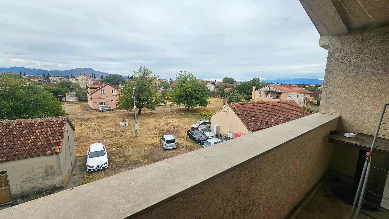 Pogled sa terase na naselje i okolne objekte.