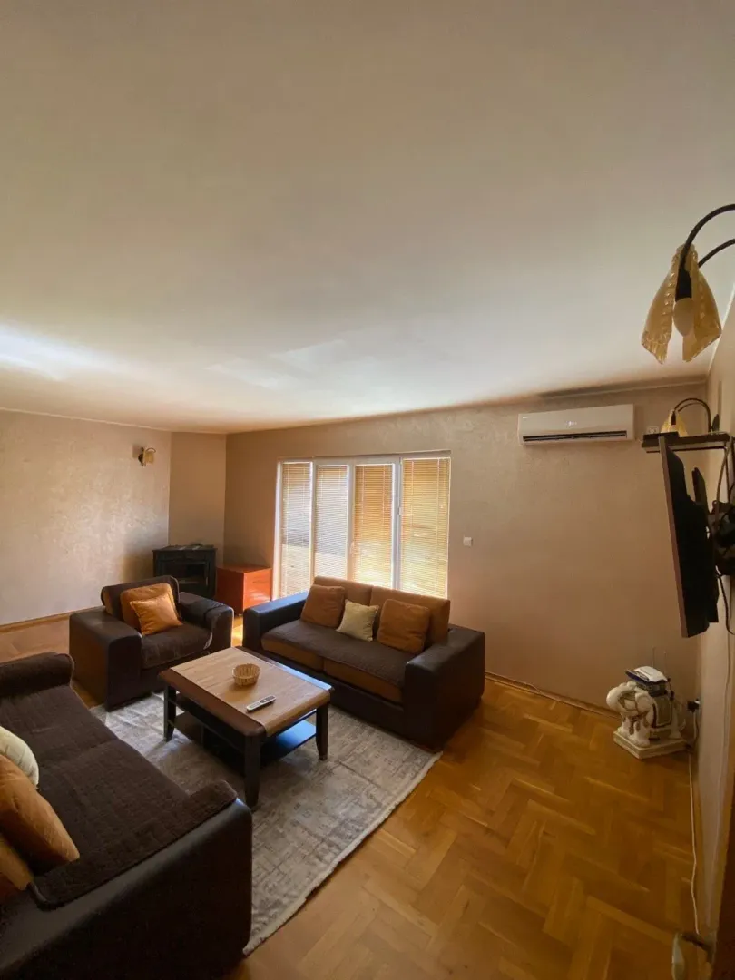 Izdavanje, dvosoban stan, 90m², Tološi, Podgorica