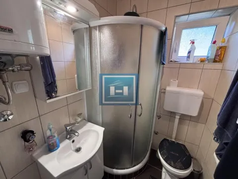 Manje kupatilo sa tuš kabinom, umivaonikom i toaletom. - image 26