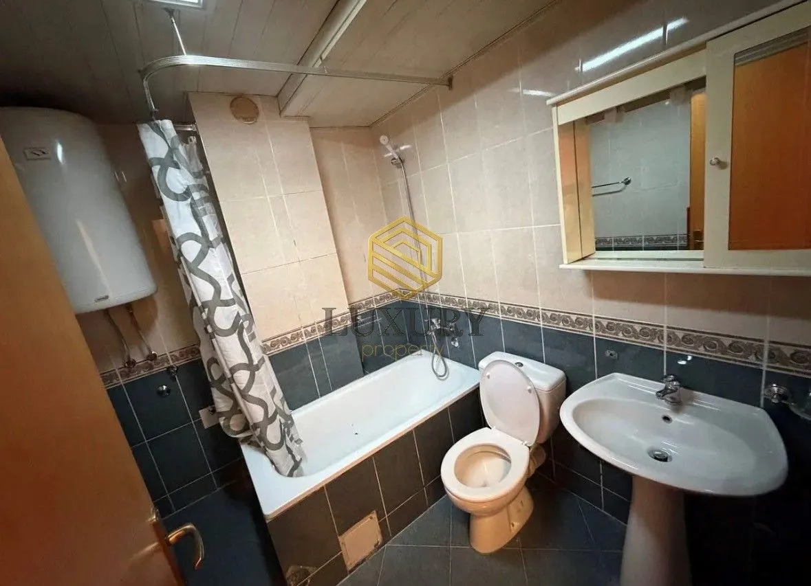 Manje kupatilo sa kadom, umivaonikom i wc šoljom.