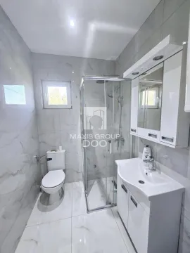 Moderno opremljeno kupatilo sa tuš kabinom, umivaonikom i toaletom. - image 10