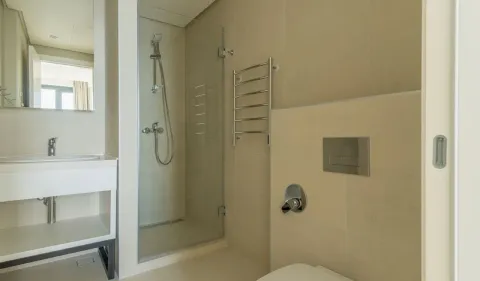 Svijetlo kupatilo sa tuš kabinom, lavaboom i modernim pločicama. - image 18