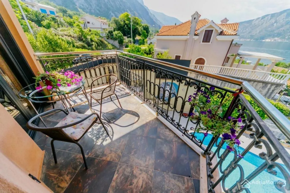 Sale, two bedroom apartment, 80m², Dobrota, Kotor