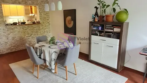 Trpezarija sa stolom, stolicama i komodom u sklopu dnevnog boravka. - image 2