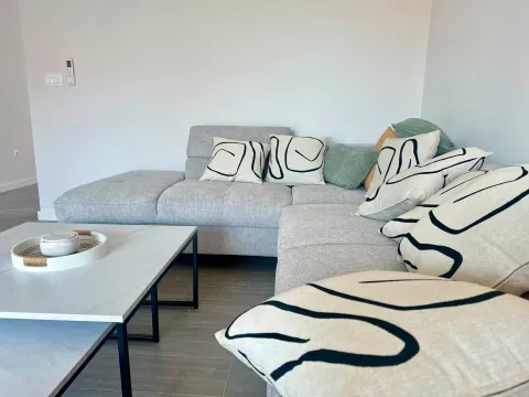 Dnevna soba sa ugaonom garniturom i stočićem. - image 12