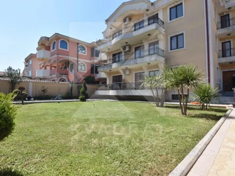 Izdavanje, četvorosoban stan, 150m², Stari Aerodrom, Podgorica - image 17