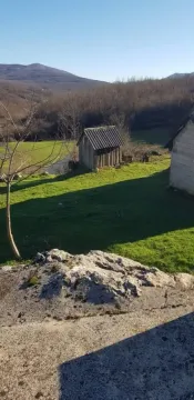 Pogled na dvorište i okolni pejzaž sa pomoćnim objektom. - image 2