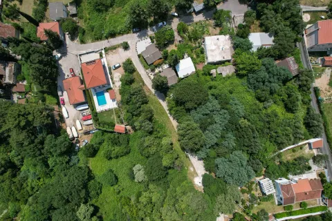 Pogled iz vazduha na kuću sa bazenom i okolno zelenilo. - image 7
