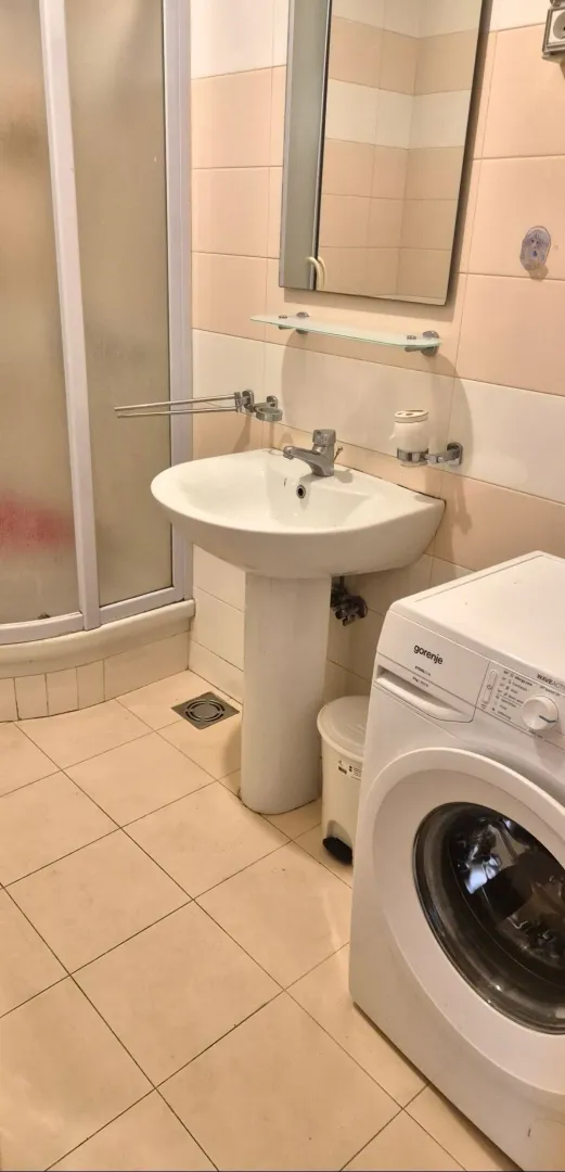 Kupatilo sa umivaonikom, tuš kabinom i veš mašinom.