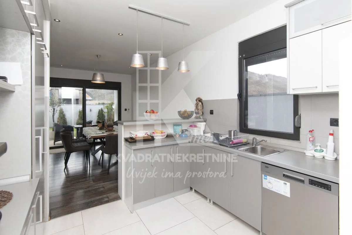 Sale, house, 250m², Tološi, Podgorica