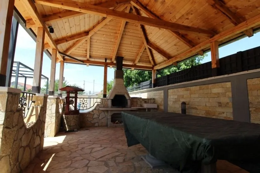 Izdavanje, dvosoban stan, 120m², Polje, Bar