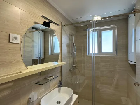 Izdavanje, dvosoban stan, 70m², Centar, Tivat - image 7