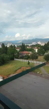 Pogled na grad, zelenilo i planine u daljini sa nekretnine. - image 20