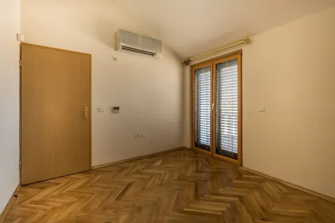An empty bright room with parquet flooring and air conditioning. - image 9