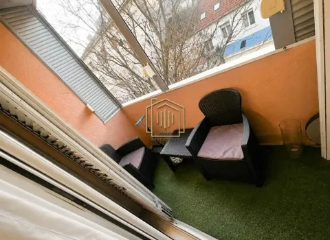Zastakljeni balkon sa garniturom za sjedenje i vještačkom travom na podu. - image 4