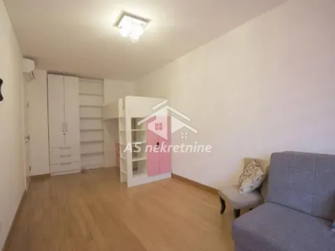 Izdavanje, trosoban stan, 90m², Savski Venac, Beograd - image 16