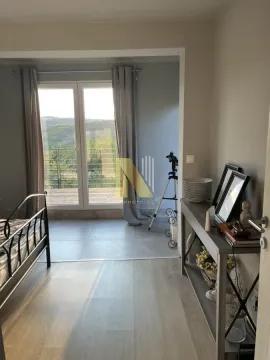 Svetla spavaća soba sa izlazom na terasu i pogledom u prirodu. - image 2