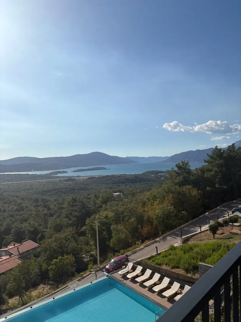 Pogled na more i okolni pejzaž sa terase bazena.