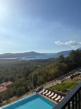 Pogled na more i okolni pejzaž sa terase bazena. - image 13