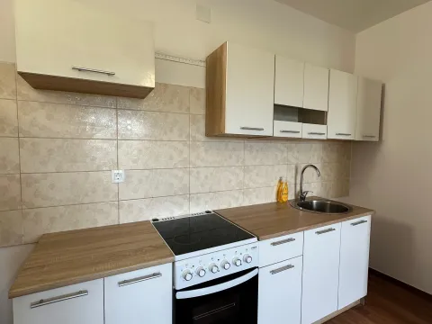 Izdavanje, trosoban stan, 89m², Seljanovo, Tivat - image 10