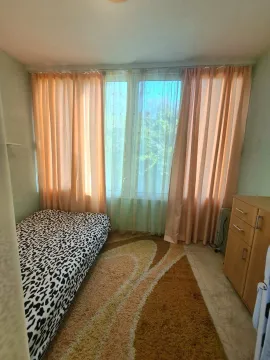Manja spavaća soba sa krevetom, prozorom i zavesama. - image 10
