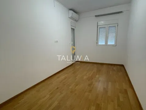 Izdavanje, dvosoban stan, 74m², Stari Aerodrom, Podgorica - image 4