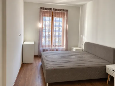 Namještena spavaća soba sa bračnim krevetom, noćnim stočićima i prozorom. - image 6