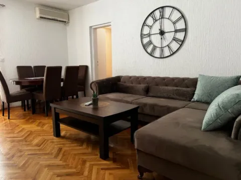 Izdavanje, trosoban stan, 79m2, Velji Vinogradi, Budva Izdavanje, trosoban stan, 79m2, Velji Vinogradi, Budva