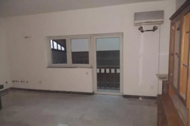 Izdavanje, poslovni prostor, 300m², Surčin, Beograd