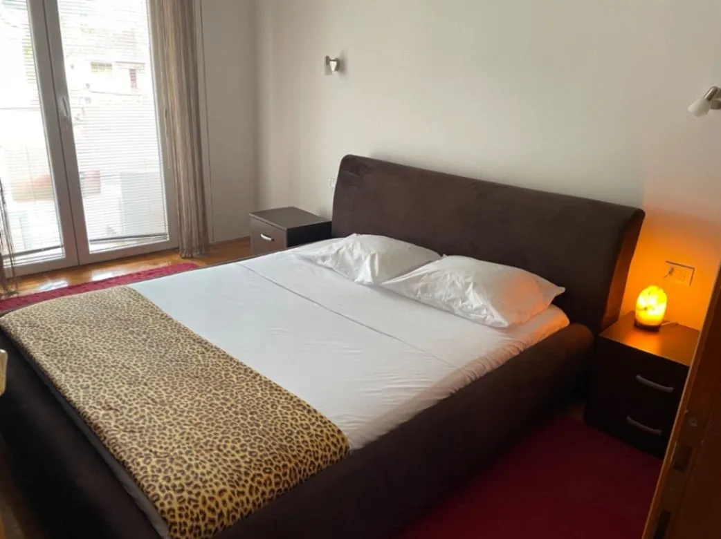 Izdavanje, jednosoban stan, 84m², Bonići, Tivat