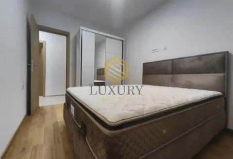 Furnished bedroom with a double bed and a wardrobe. - image 4