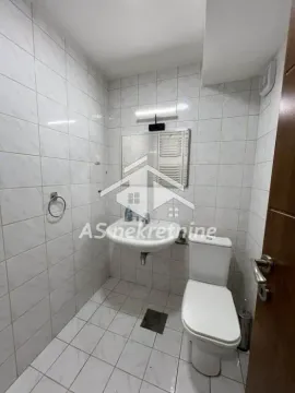 Manje kupatilo obloženo belim pločicama sa umivaonikom i wc šoljom. - image 29