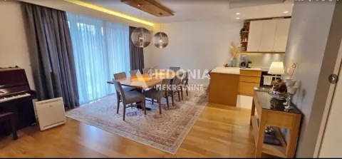 Dnevna soba sa trpezarijom i otvorenim prostorom prema kuhinji. - image 4