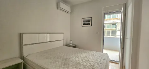 Svjetla spavaća soba sa bračnim krevetom, klima-uređajem i izlazom na terasu. - image 9