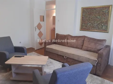 Dnevna soba sa garniturom, foteljama, stočićem i slikom na zidu. - image 2