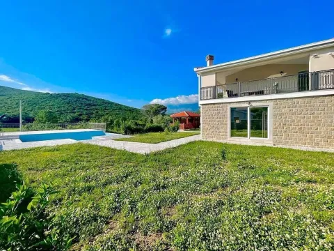 Pogled na dvorište kuće sa bazenom i zelenom površinom. - image 34