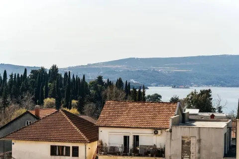Pogled sa prozora na okolne kuće, brda i more. - image 8