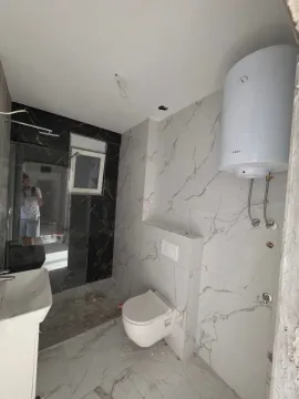 Novoopremljeno kupatilo sa sanitarijama i bojlerom. - image 8