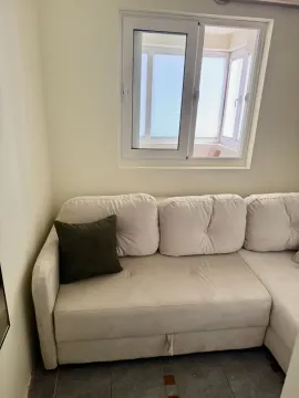 Svjetla garnitura sa jastukom ispod prozora u prostoriji. - image 3
